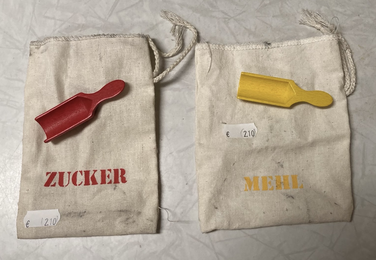 Haba - Kaufladenzubehör - Zucker und Mehl Sack mit Abfüllschaufel
