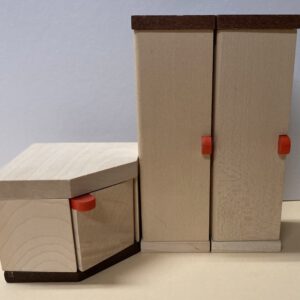 Bodo Hennig - Hochschrank natur mit Eckschrank und roten Griffen