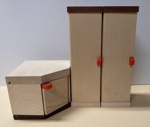 Bodo Hennig - Hochschrank natur mit Eckschrank und roten Griffen