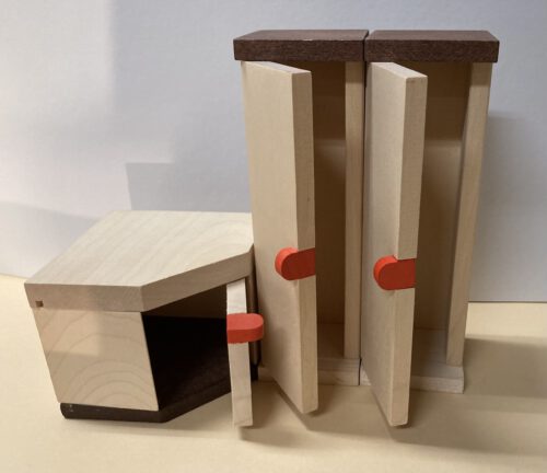 Bodo Hennig - Hochschrank natur mit Eckschrank und roten Griffen – Bild 2