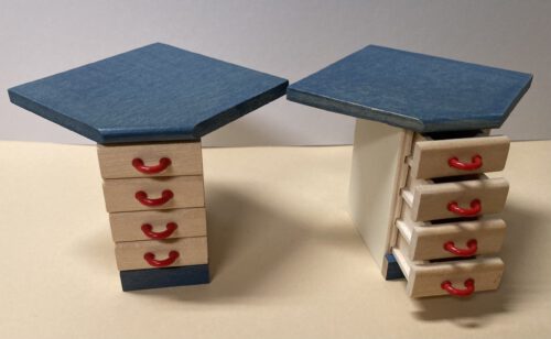 Bodo Hennig - Eckschrank natur/blau mit 4 Schubladen und roten Griffen